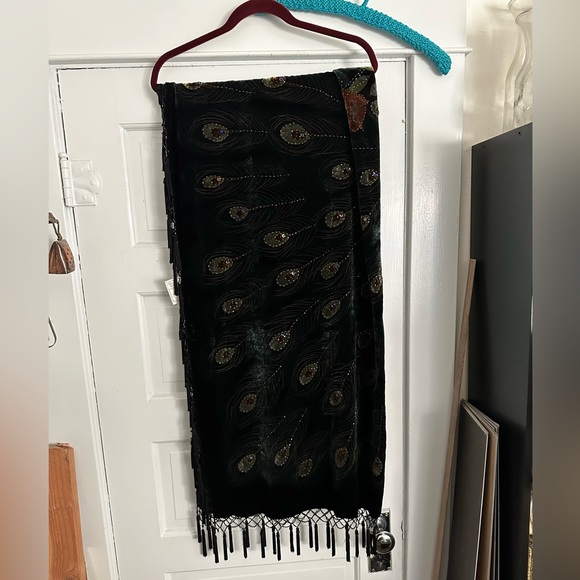 Shall, opera-fancy, textured, peacock design. - Picture 2 of 10